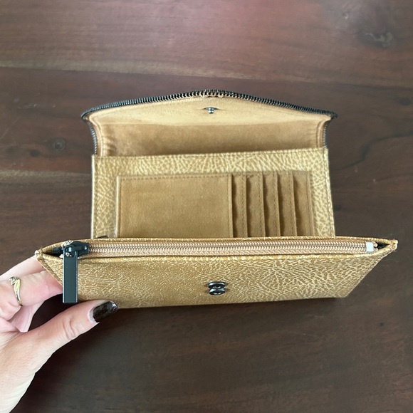 MATT & NAT VEGAN WALLET ~ cruelty free 🫶🏼🤍 - Picture 10 of 11